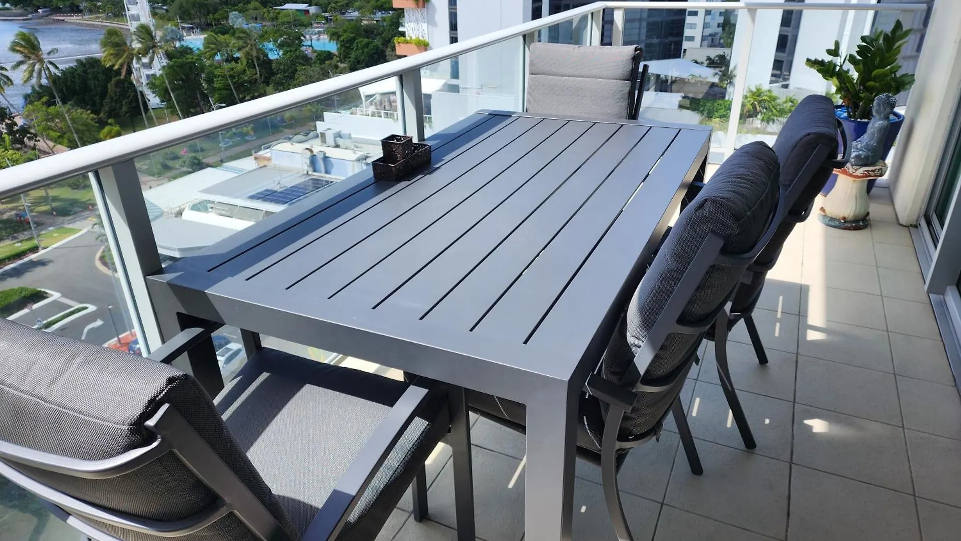 1 Bedroom Apt Ocean View On The Cairns Esplanade