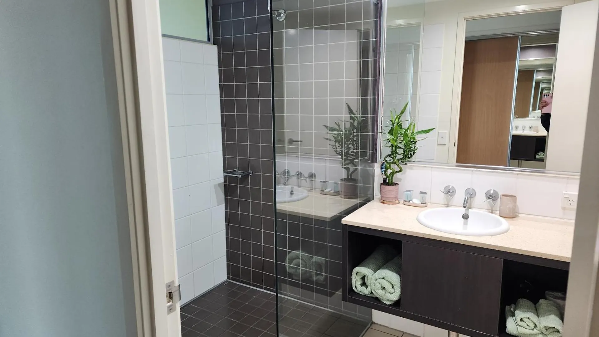 1 Bedroom Apt Ocean View On The Cairns Esplanade Apartment