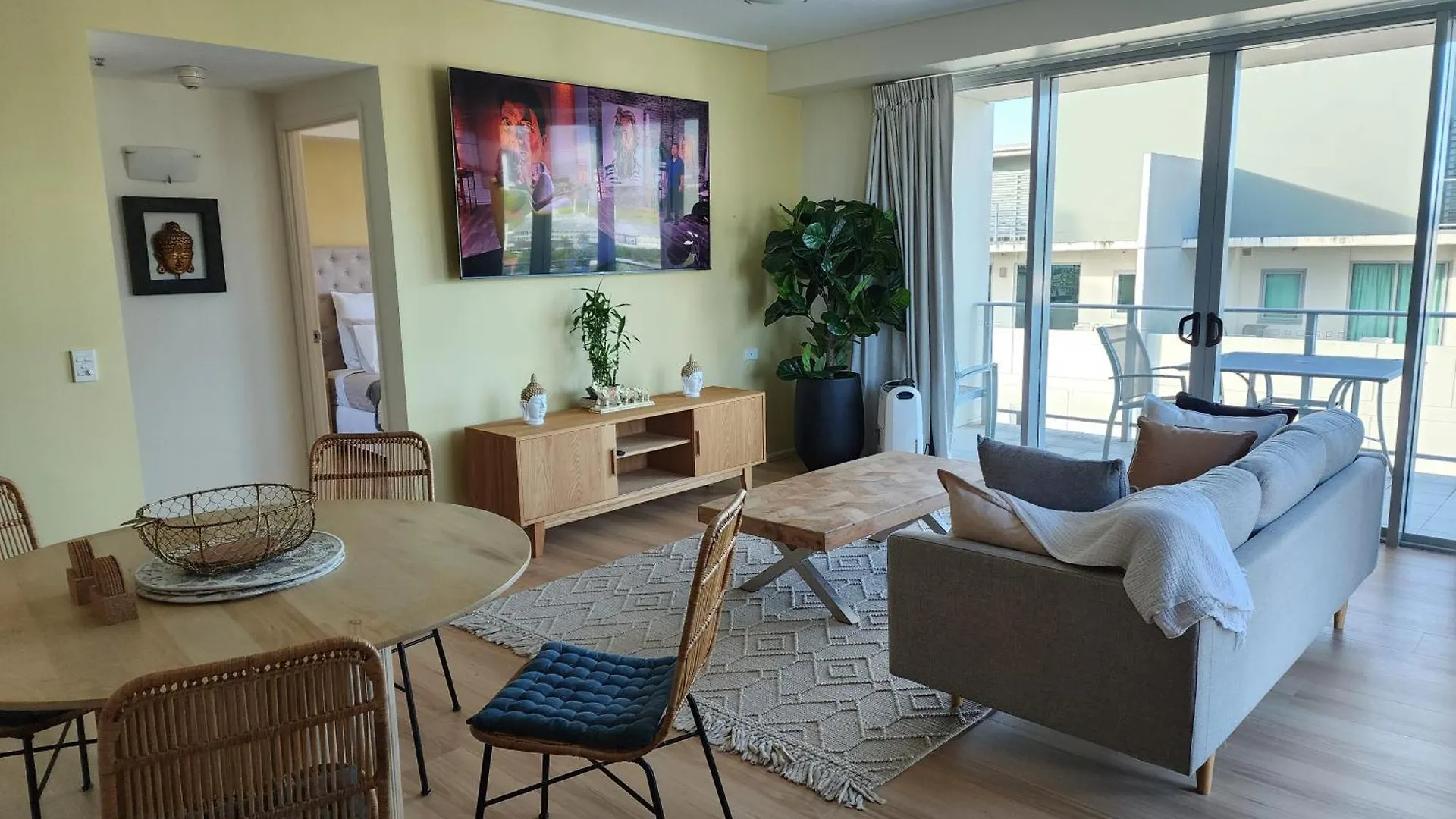 1 Bedroom Apt Ocean View On The Cairns Esplanade Apartment